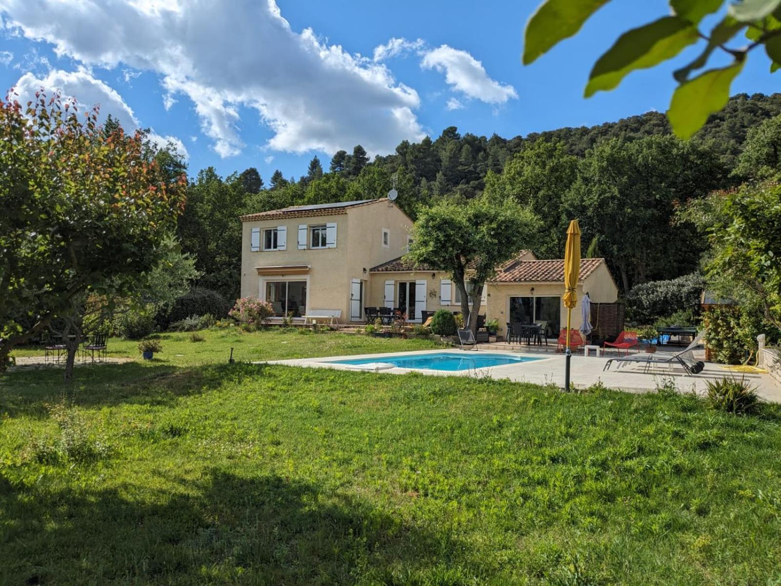 Villa Calme Avec Piscine A Greoux Екстериор снимка